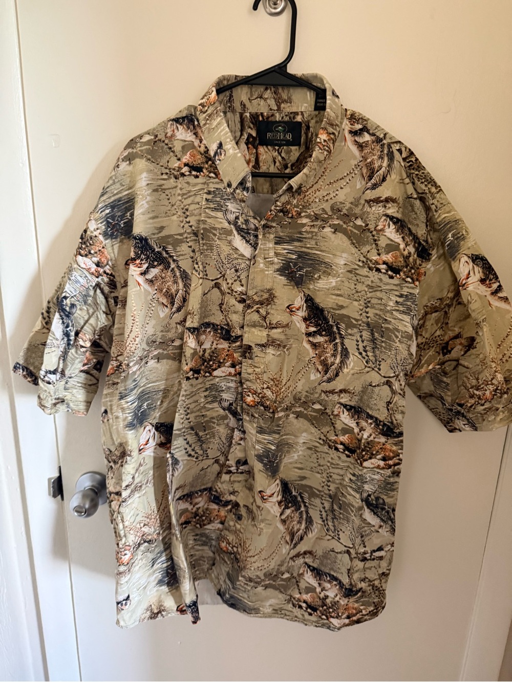 Bass 🐟 Short-Sleeve Fishing Print Button-Up Shirt